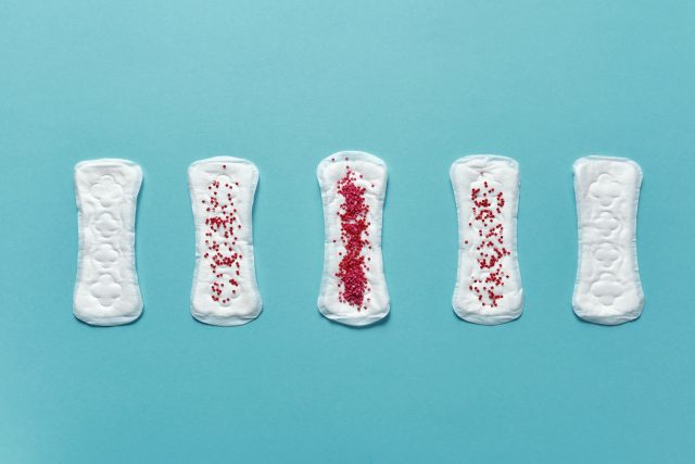 Cinco compresa sanitaria, que grauduan la cantidad de sangre. Simluando fases de la menstruacion