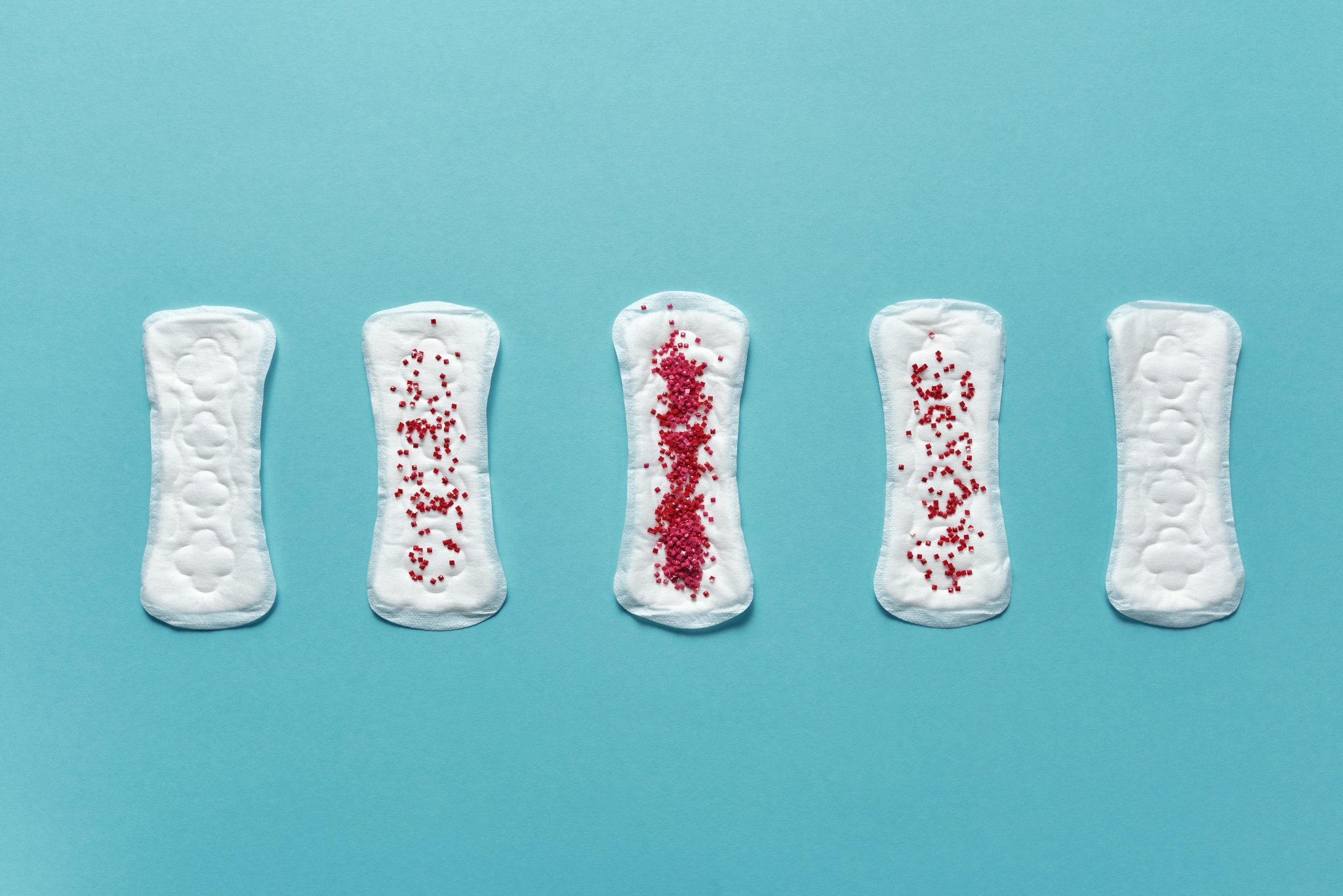 Cinco compresa sanitaria, que grauduan la cantidad de sangre. Simluando fases de la menstruacion
