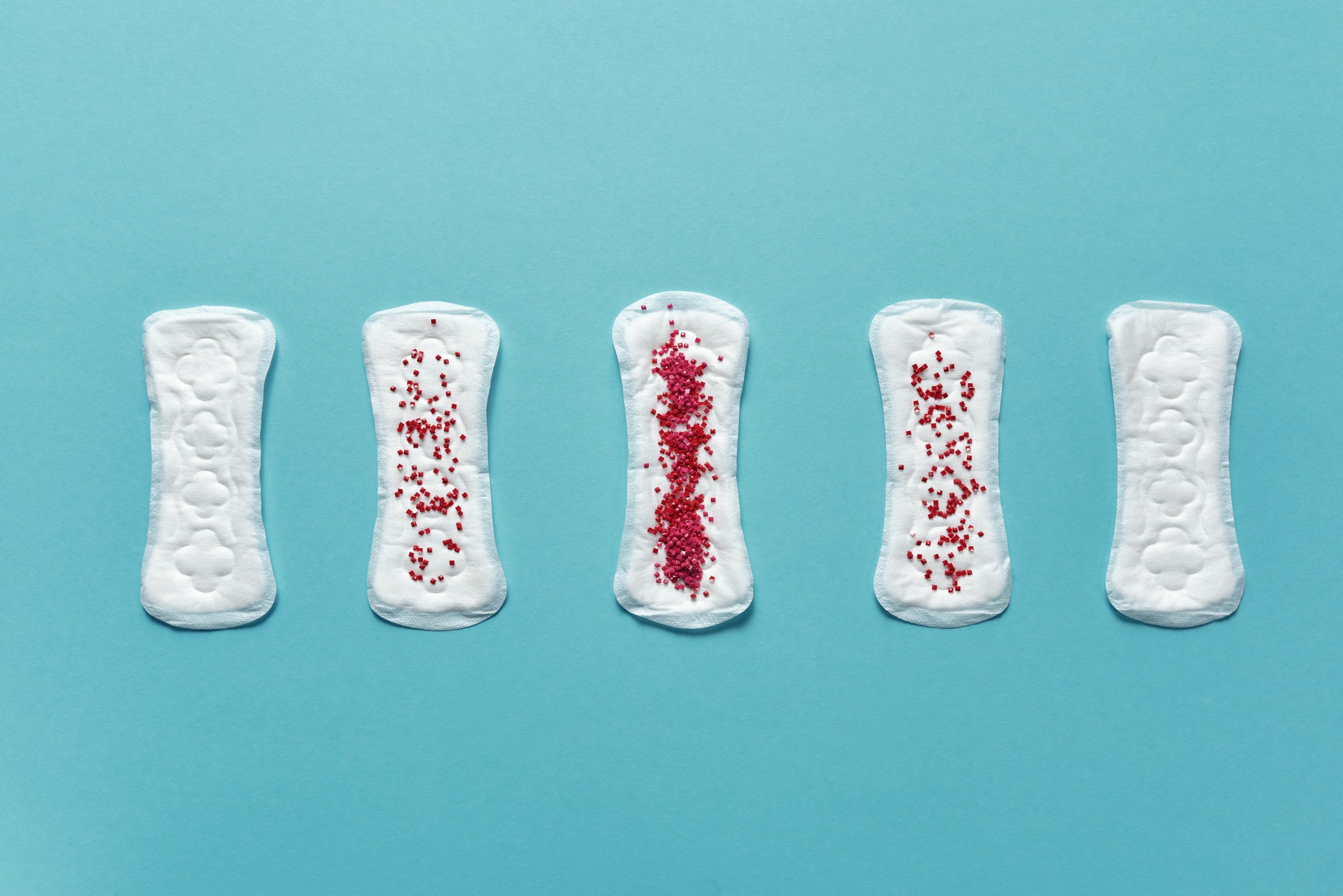 Cinco compresa sanitaria, que grauduan la cantidad de sangre. Simluando fases de la menstruacion